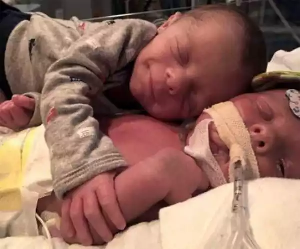 Photos: Heartbreaking picture of newborn baby saying goodbye to his twin